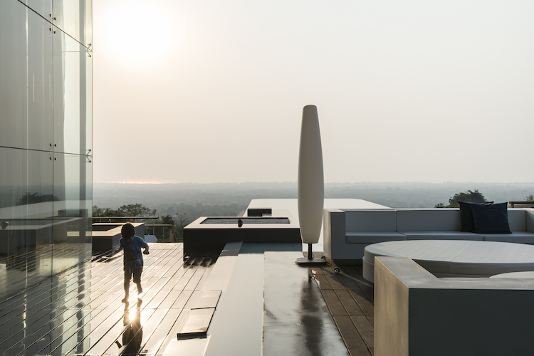 terrasse sur toit bois moderne piscine infinie