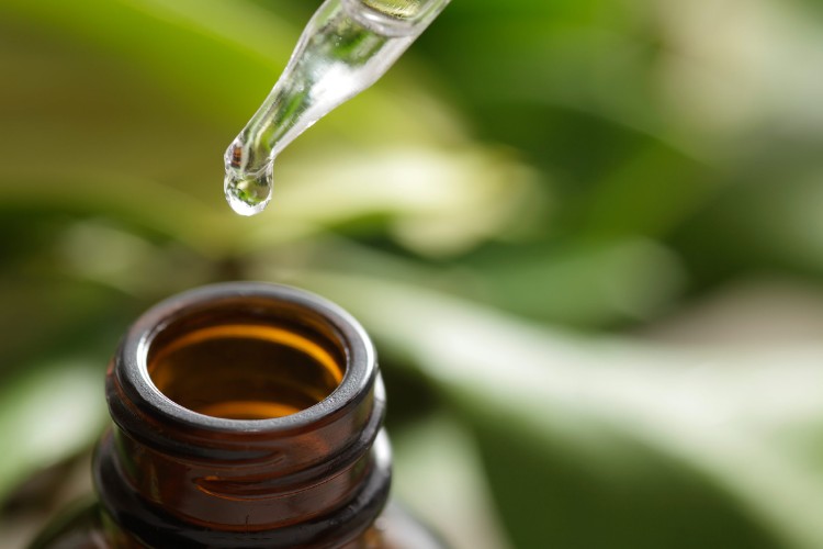traitement pellicule avec huile essentielle théier tee tree remède naturel sain soin capillaire