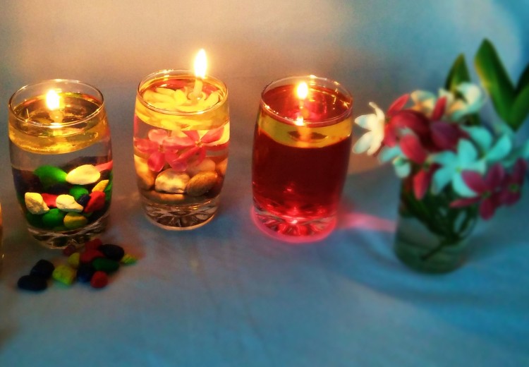 Déco bougies DIY estivale avec fleurs pierres naturelles