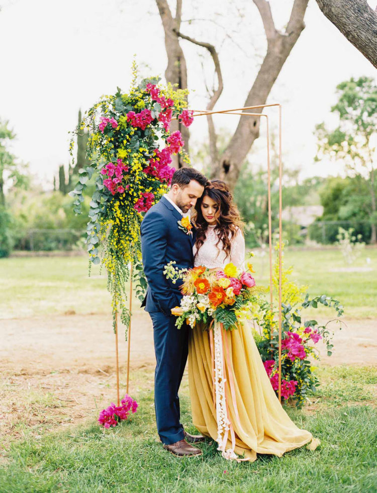 arc de fleurs en couleurs fraîches pour mariage bohème chic