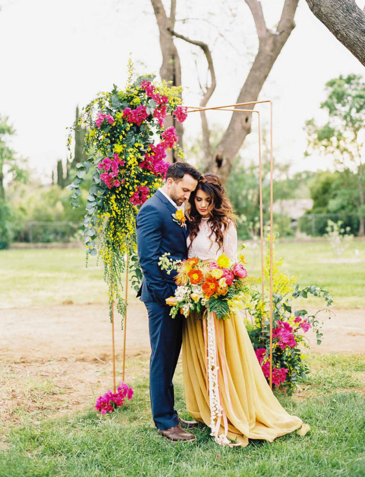 arc de fleurs en couleurs fraîches pour mariage bohème chic
