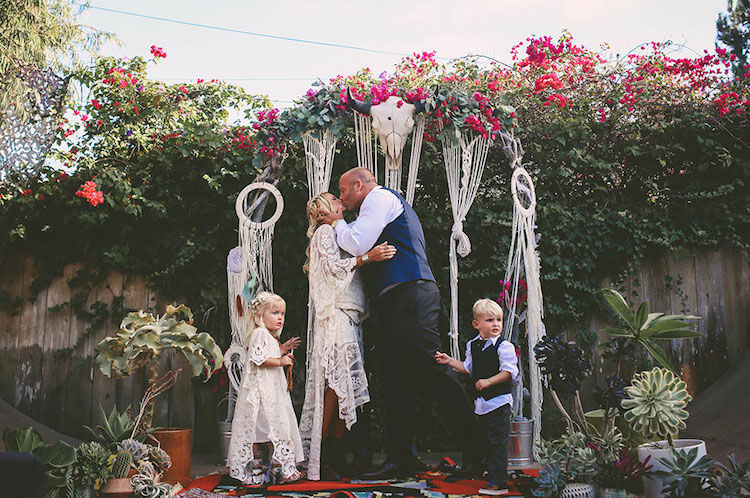 arc de fleurs marcramés comme autel mariage bohème chic