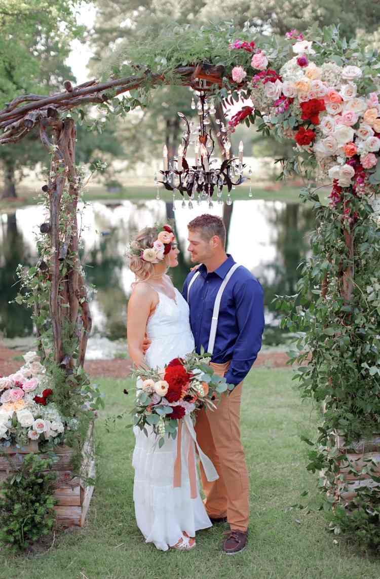 arc de roses et lustre vintage pampilles mariage bohème chic