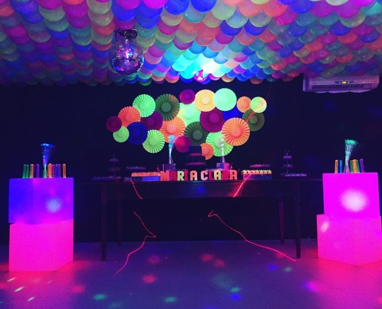 ballons décoration fluo anniversaire