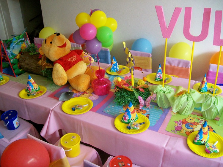 ballons et objets thématiques Winnie l'ourson déco anniversaire 1 an