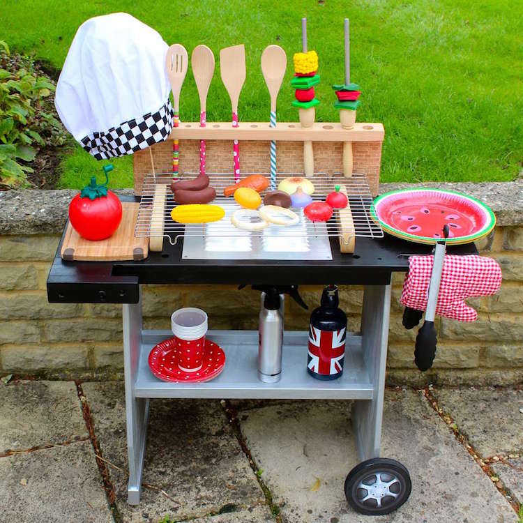 barbecue enfant avec accessoires en bois et aliments en plastique