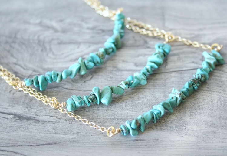 bijoux fantaisie DIY- collier avec petites pierres turquoises