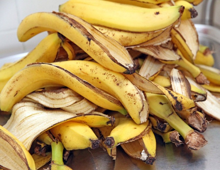 blanchir les dents avec les peaux de la banane