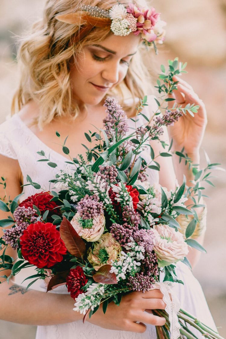 bouquet dahlia couronne de fleurs et plumes pour mariage bohème chic