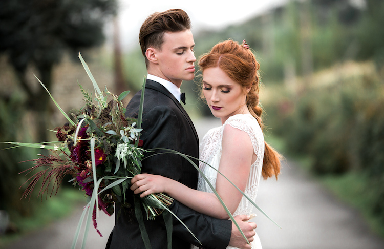 bouquet de fleurs assorti au rouge à lèvres pour mariage bohème chic