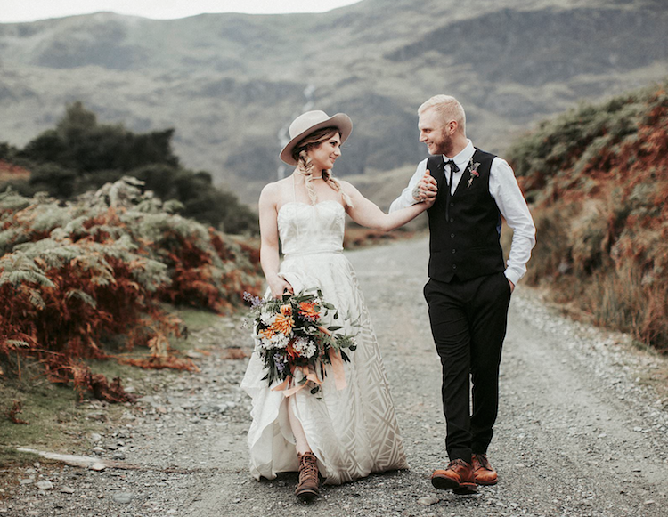 bouquet de fleurs bottes et chapeau pour mariage bohème chic