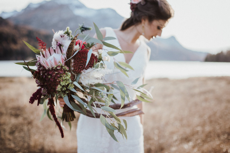 bouquet de mariée bohème chic fleurs exotiques en forme asymétrique