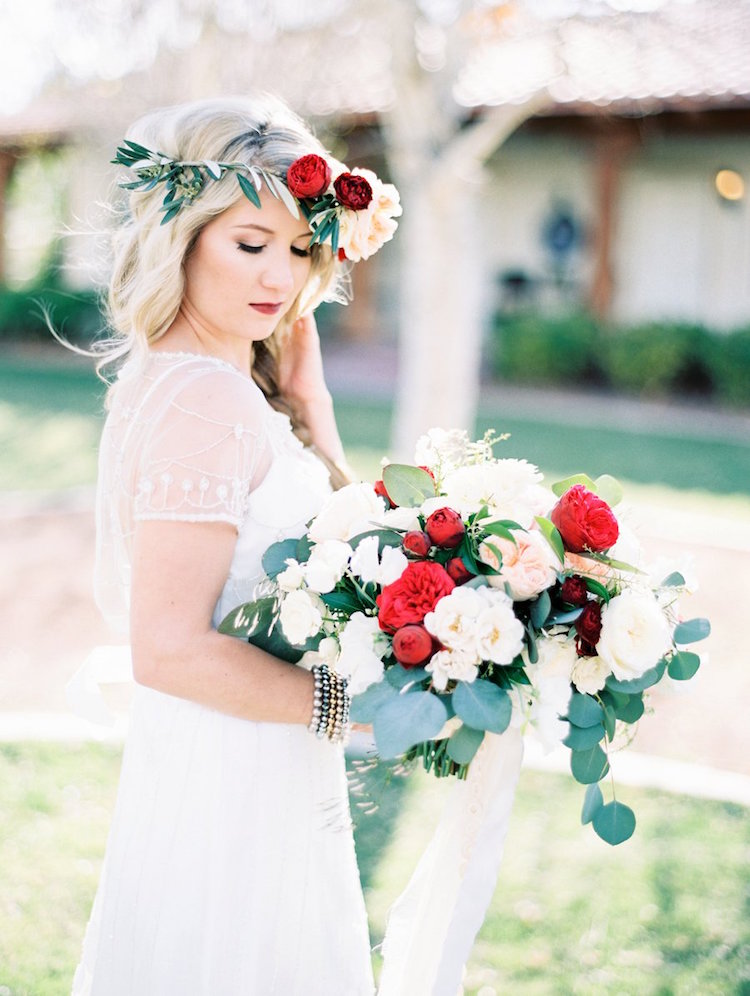bouquet et couronne de fleurs accents rouges pour mariage bohème chic