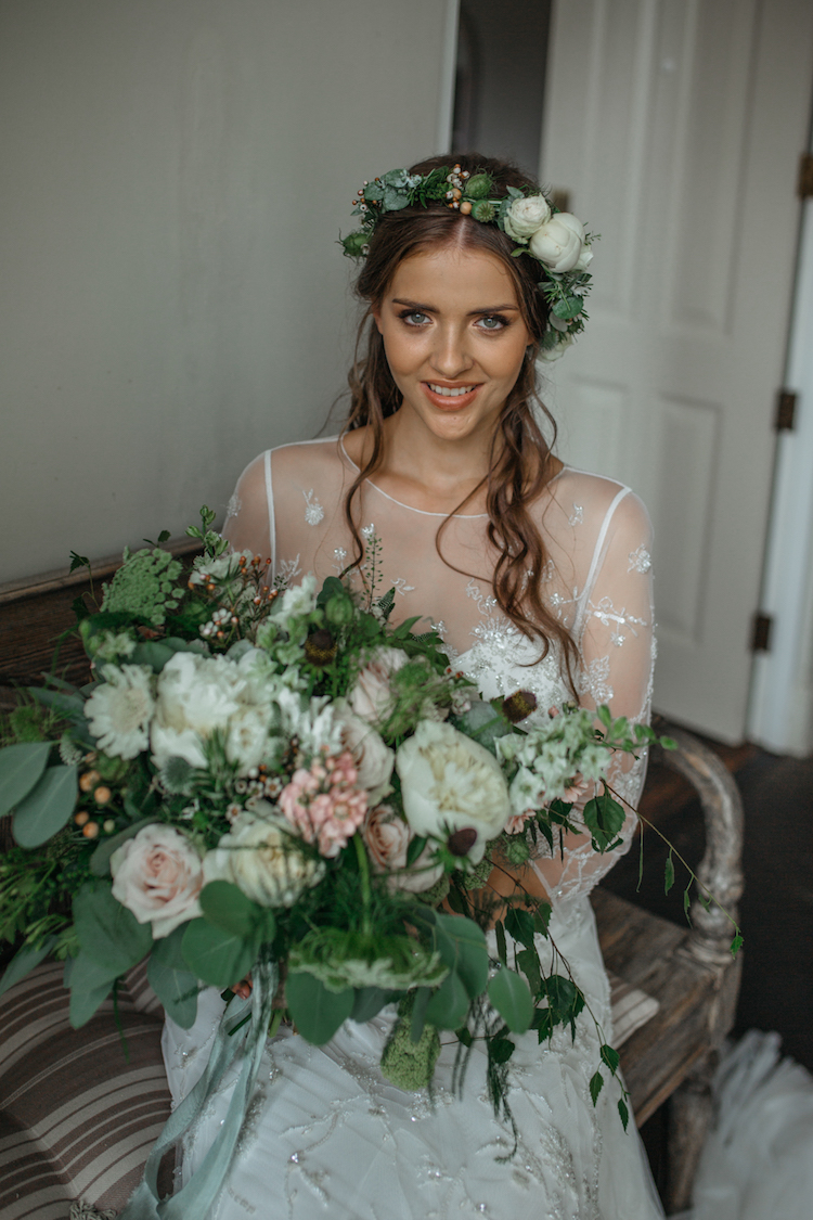 bouquet géant et couronne de fleurs assortie pour mariée bohème chic
