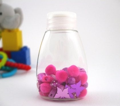 bouteille sensorielle DIY pompons roses