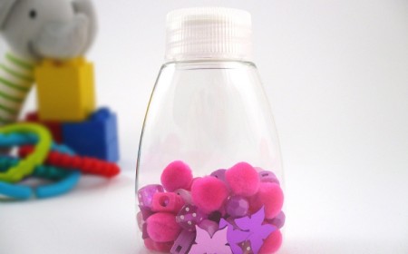bouteille sensorielle DIY pompons roses