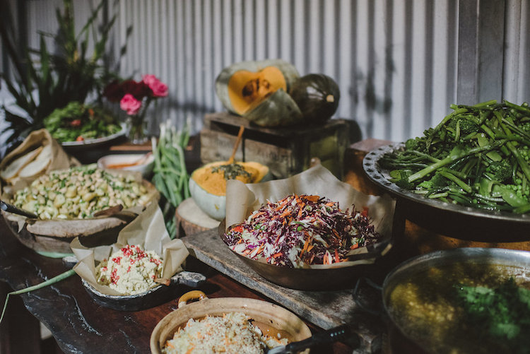 buffet de salades et entrées pour mariage bohème chic
