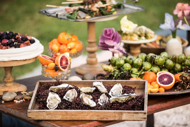 buffet mariage bohème chic plateau huitres légumes fruits