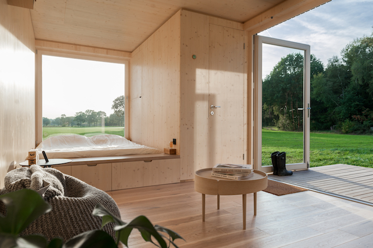 cabane bois moderne et écolo avec couchage et terrasse autonome