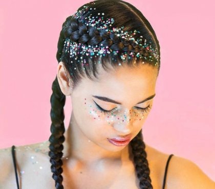 coiffure ado fille summer party tresses racines paillettes glitter