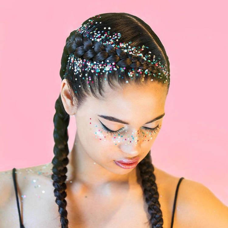 coiffure ado fille summer party tresses racines paillettes glitter