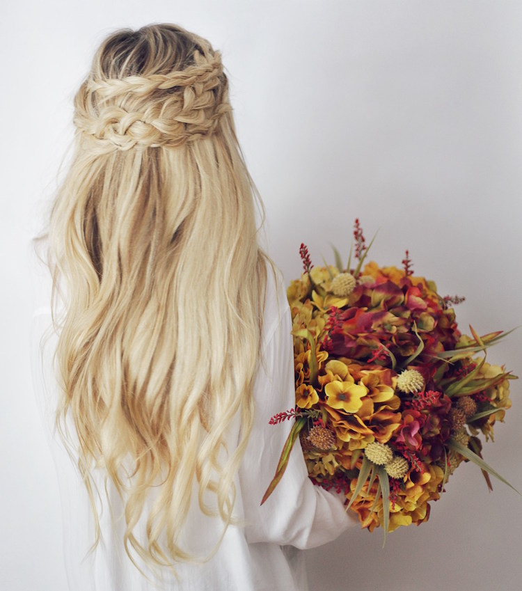 coiffure et bouquet de fleurs pour mariage bohème chic ou hippie