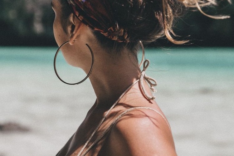 Coiffure plage facile : 30+ idées capillaires pratiques à tester en été