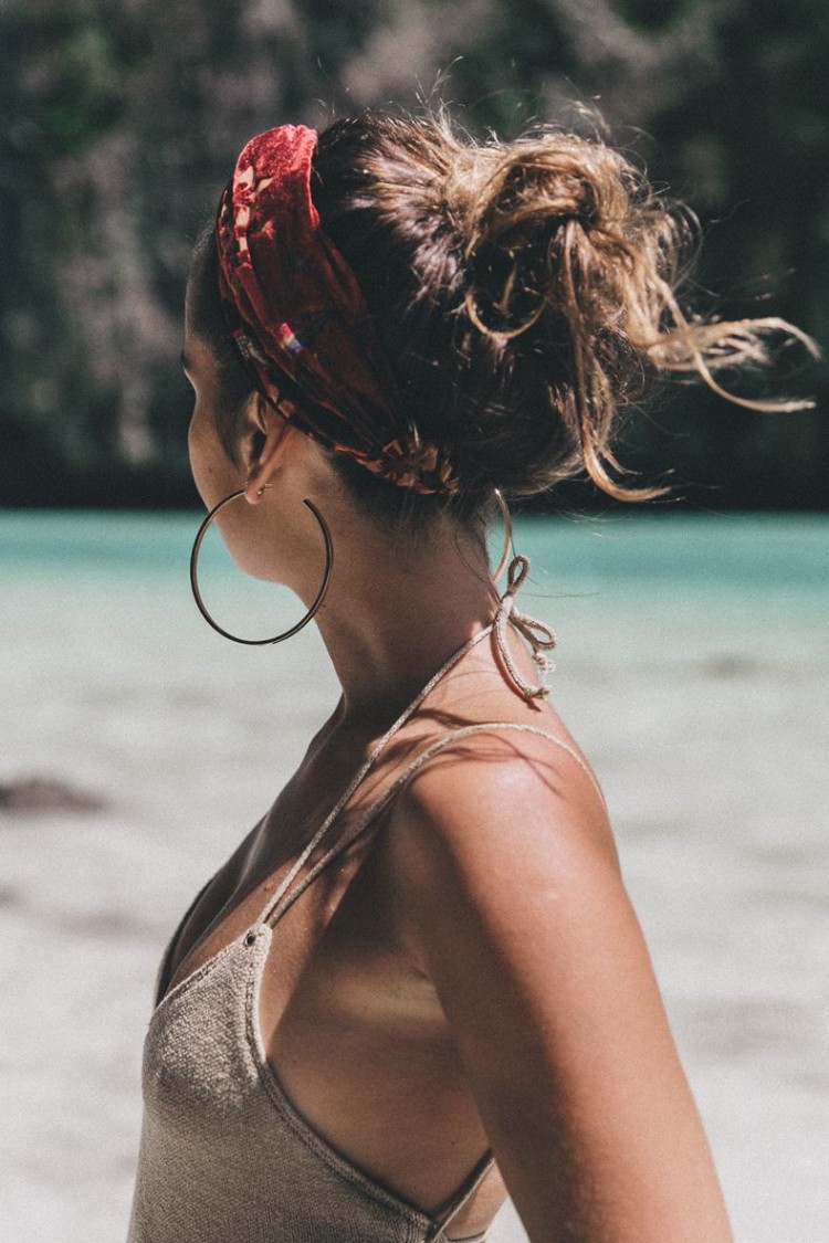 coiffure plage chignon négliger avec foualrd look décontracté parfait saison estivale