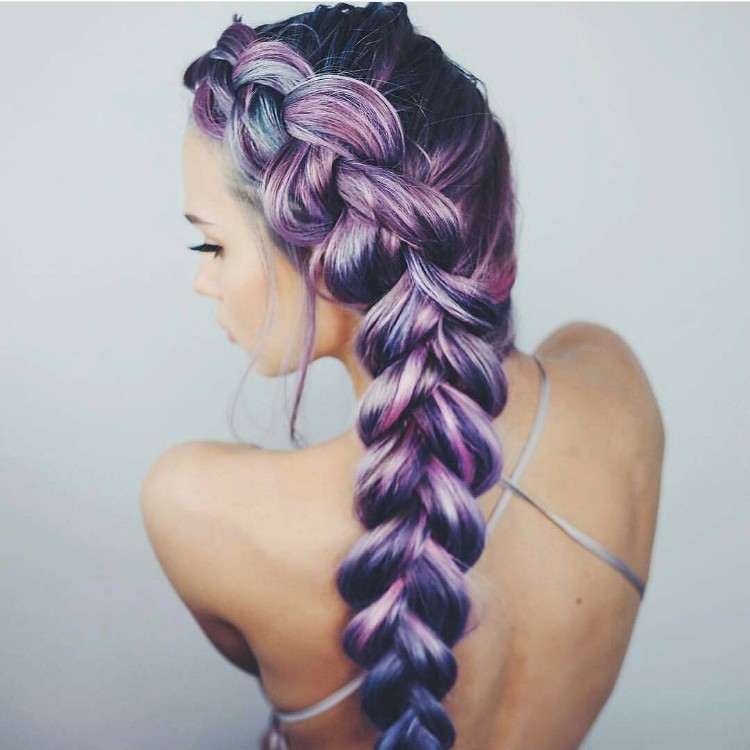 coiffure plage tresse glamour cheveux longs tressés colorés ultra violet