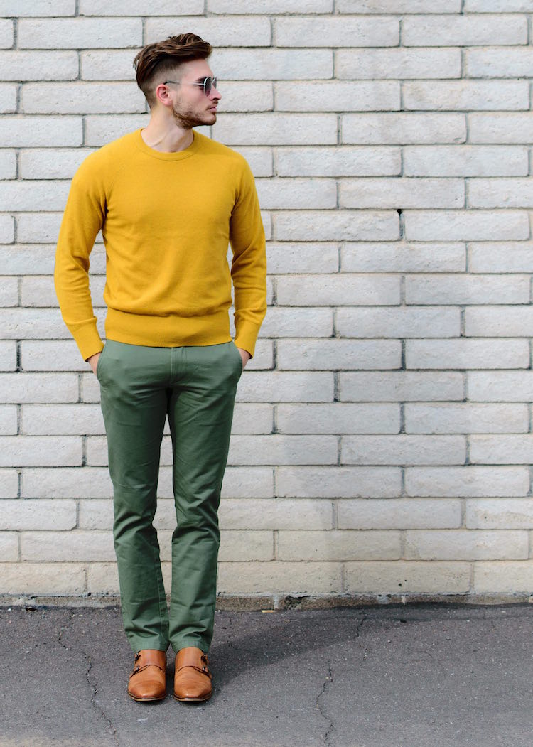 comment marier les couleurs pour s'habiller homme blouse jaune moutarde pantalon vert chaussures cuir marron