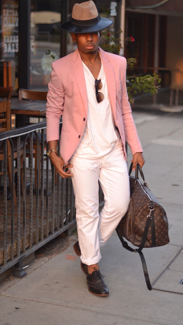 comment marier les couleurs pour s'habiller homme ensemble pantalon tshirt blanc blazer rose