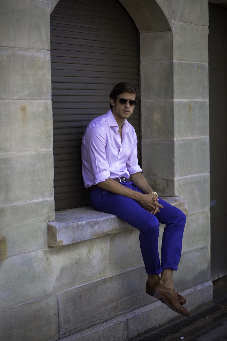 comment marier les couleurs pour s'habiller homme pantalon bleu cobalt chemise rose