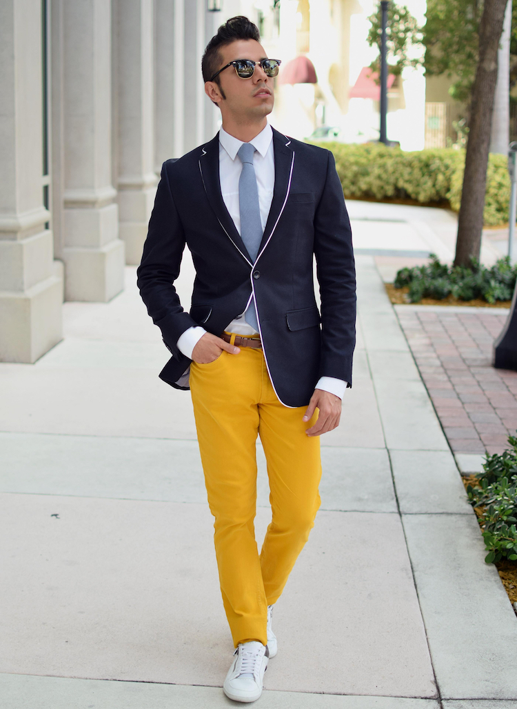 comment marier les couleurs pour s'habiller homme trois couleurs pantalon jaune blazer bleu marine chemise blanche