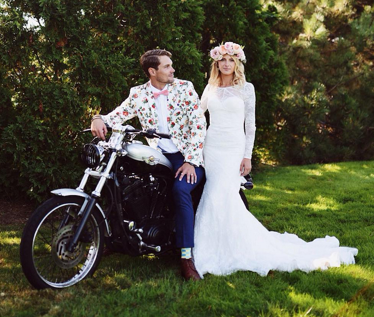 costume ludique et robe de mariée avec traîne de style bohème chic
