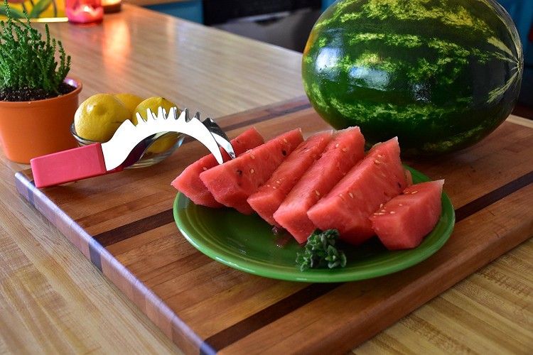 couper une pastèque couteau spécialisé