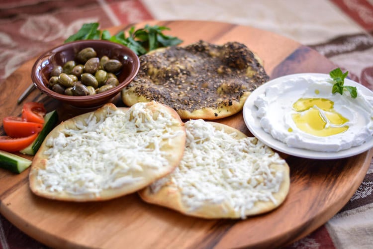 cuisine arabe pain manakeesh garniture fromage olives houmous