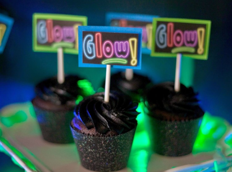 cupcakes lumineux décoration fluo anniversaire