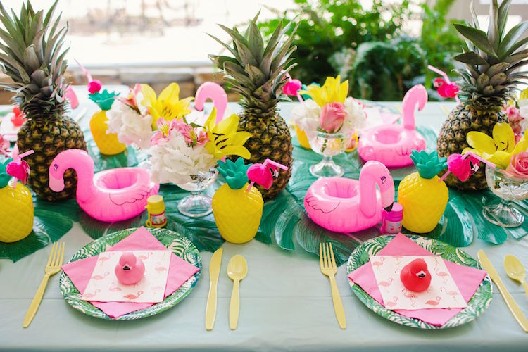 decoration table mariage tropical flamants gonflables verres ananas