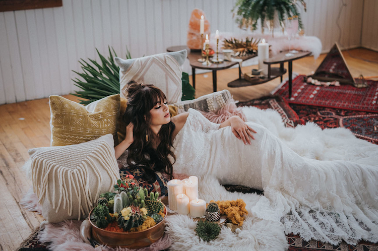 décor bohème chic magnifique pour séance photo mariée