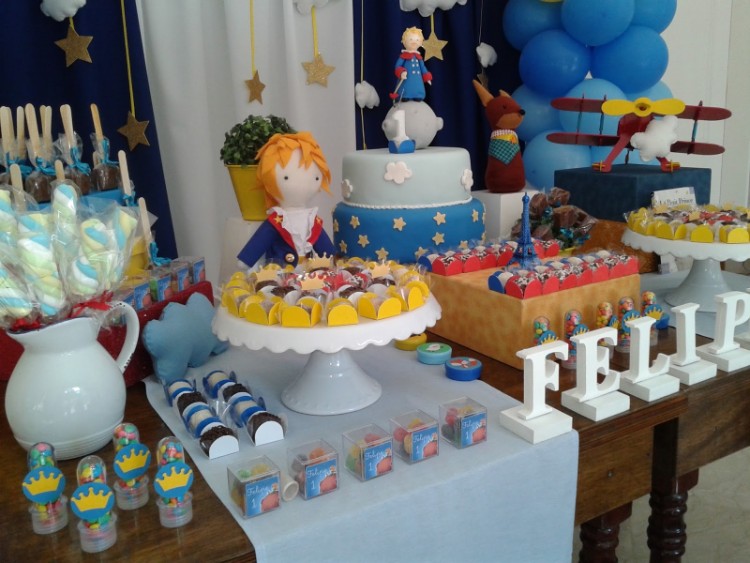 déco anniversaire 1 an fille et garçon Le Petit Prince gâteau et gourmandises