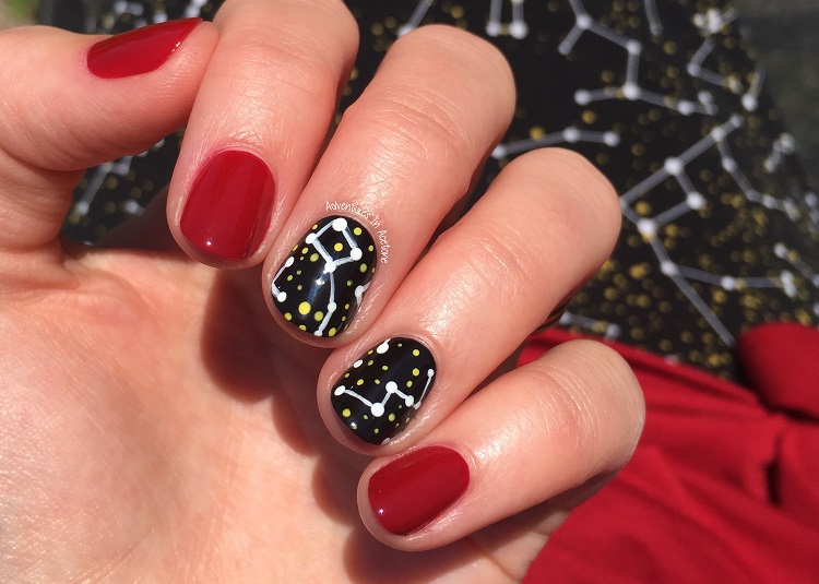 déco ongles rouge constellations