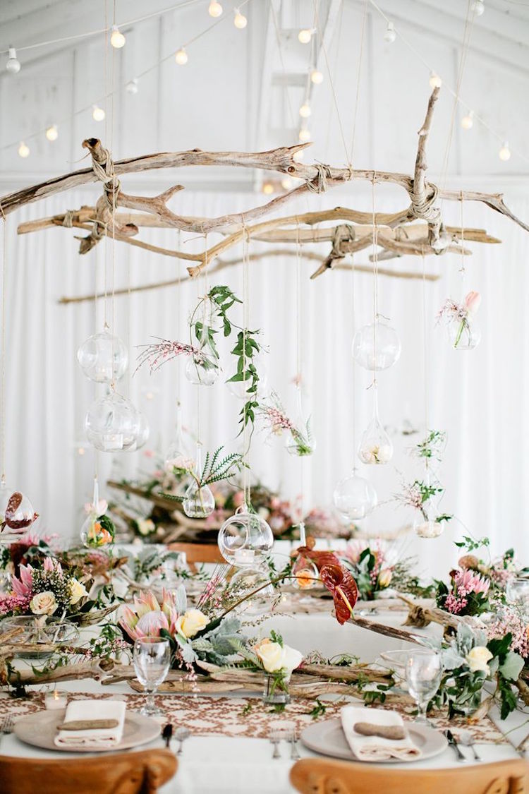 décoration de mariage bohème chic en branches et boules en verre