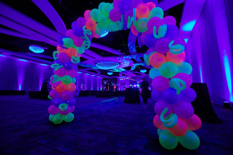 décoration fluo anniversaire arc ballons