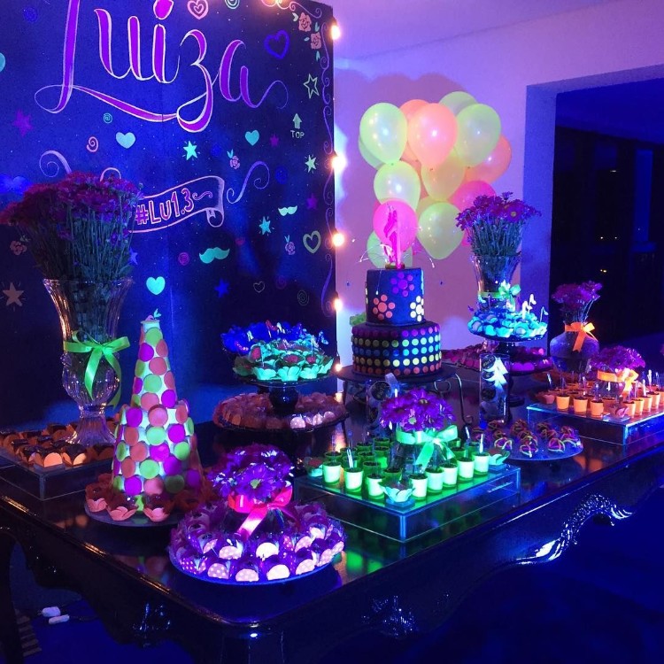 décoration fluo anniversaire ballons boissons lumineuses