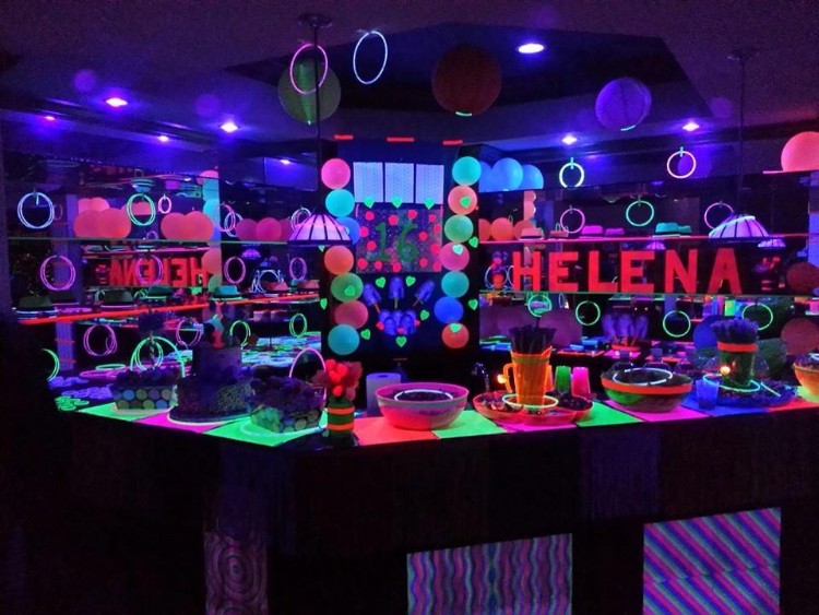 décoration fluo anniversaire ballons et autres accessoires