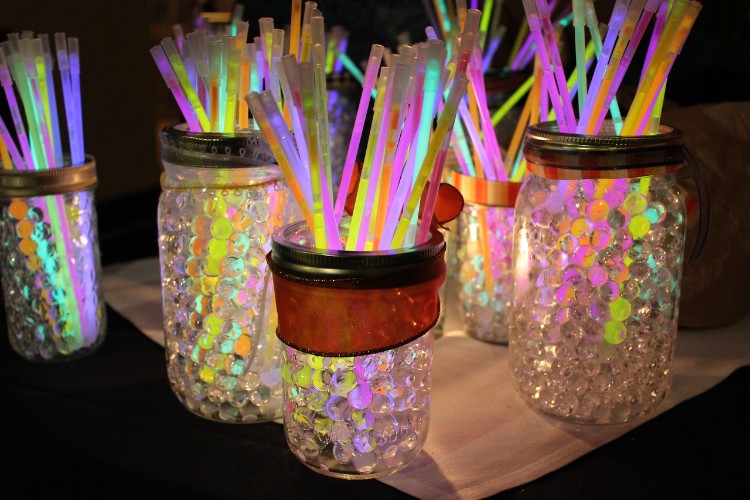 décoration fluo anniversaire bâtons lumineux en bocaux