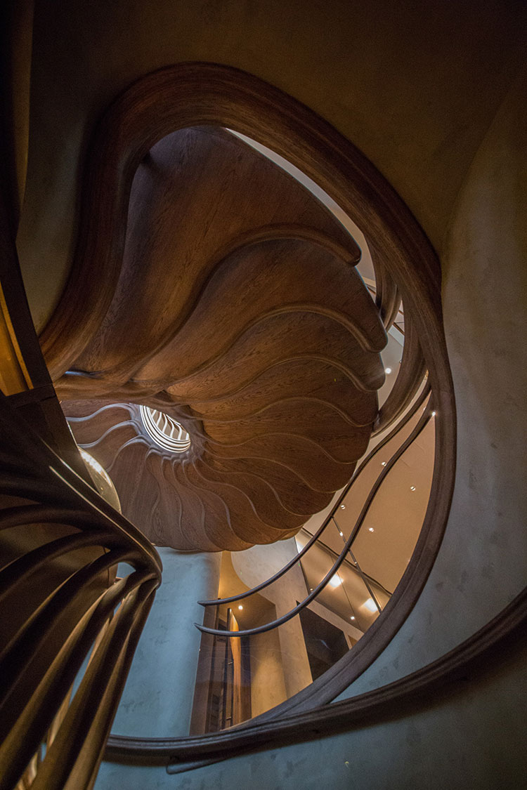 escalier colimaçon bois Stairstalk via Atmos studio restaurant Hide à Londres