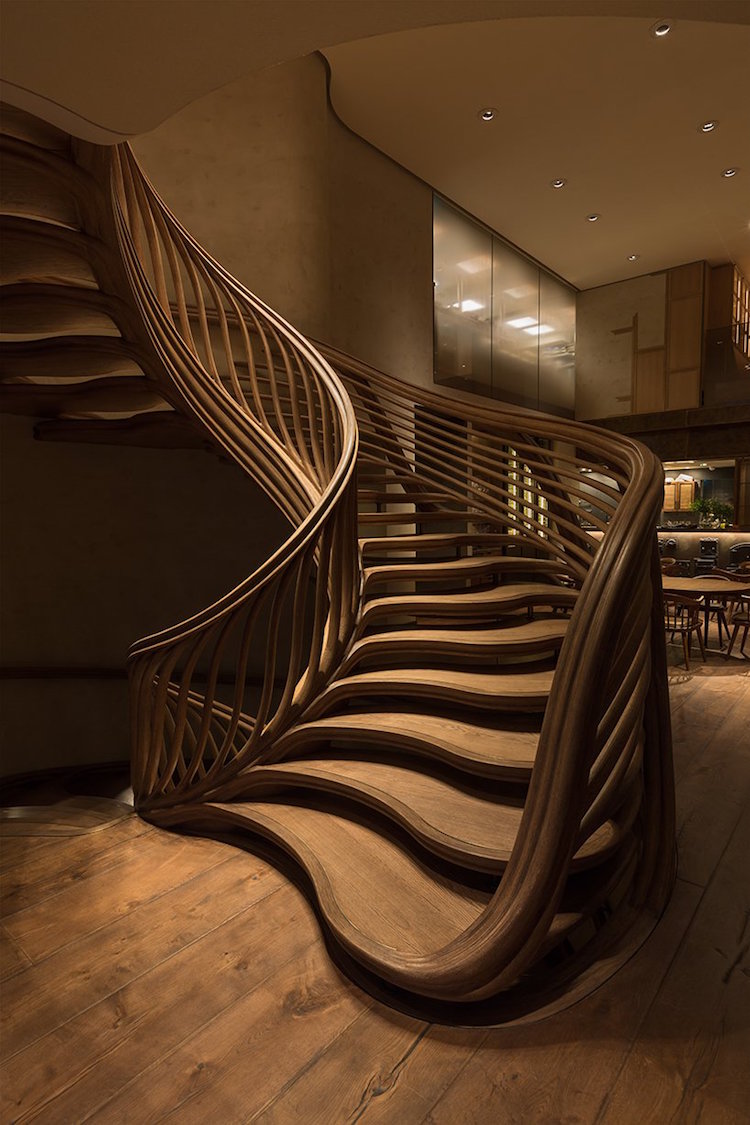 escalier colimaçon bois de chêne teinté parfaitement assorti au plancher
