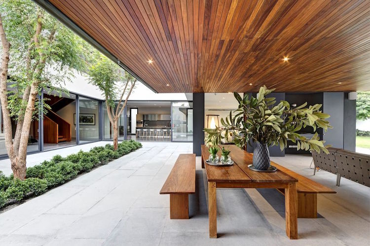 espace de vie exterieur moderne terrasse pergola bois coin repas al fresco table bois bancs