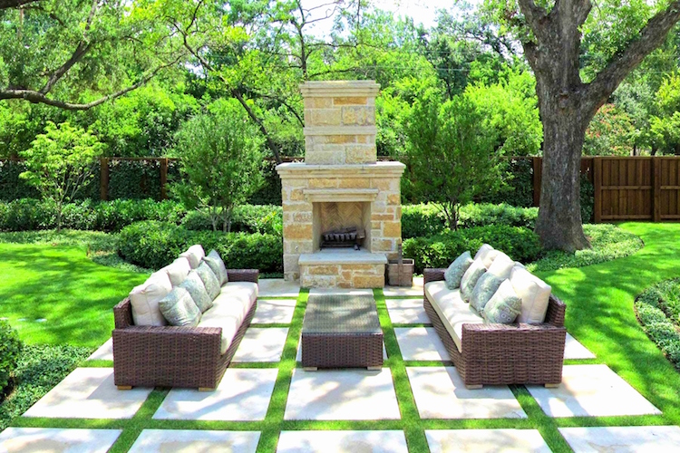 espace de vie exterieur patio dalles pierre mobilier de jardin osier cheminee exterieure pierre
